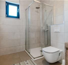 4 Bedroom Villa with Pool near Vodice town, Sibenik Riviera, sleeps 8